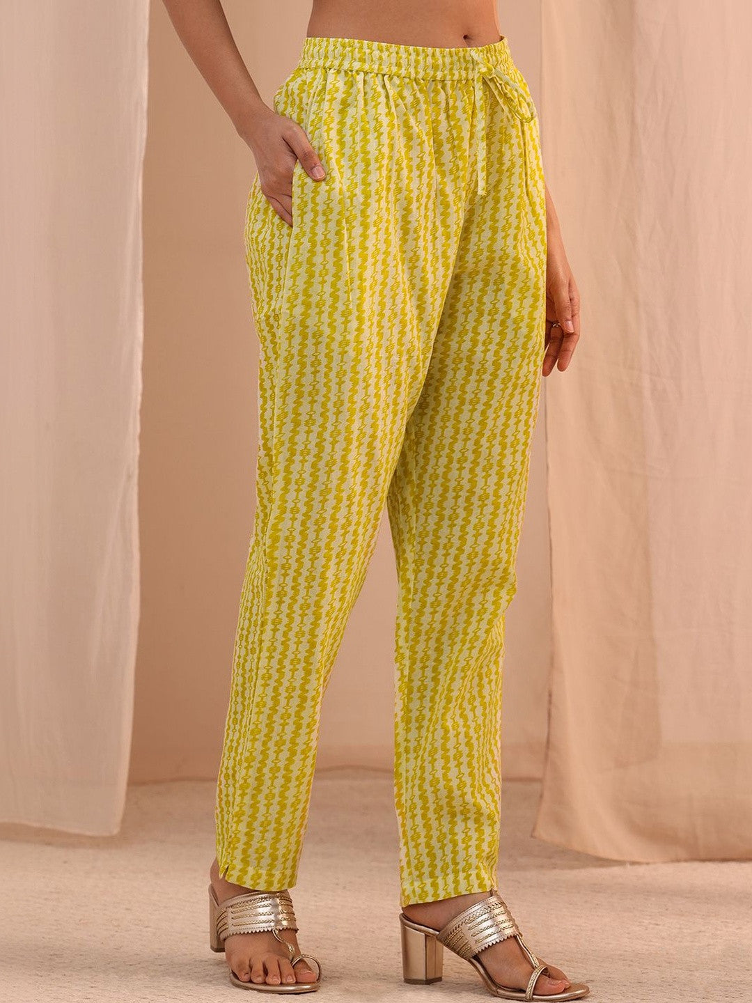 Women Floral Printed Regular Thread Work Kurta with Trousers & With Dupatta