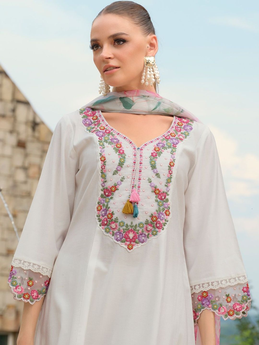 Women Floral Embroidered Regular Thread Work Kurta with Trousers & With Dupatta