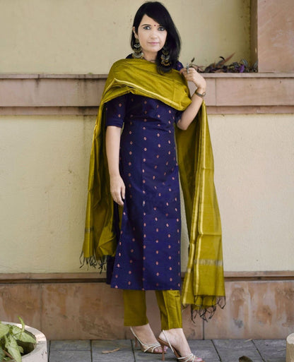 Dhiyona KL Ethnic Motifs Printed V-Neck Straight Kurta With Trousers And Dupatta