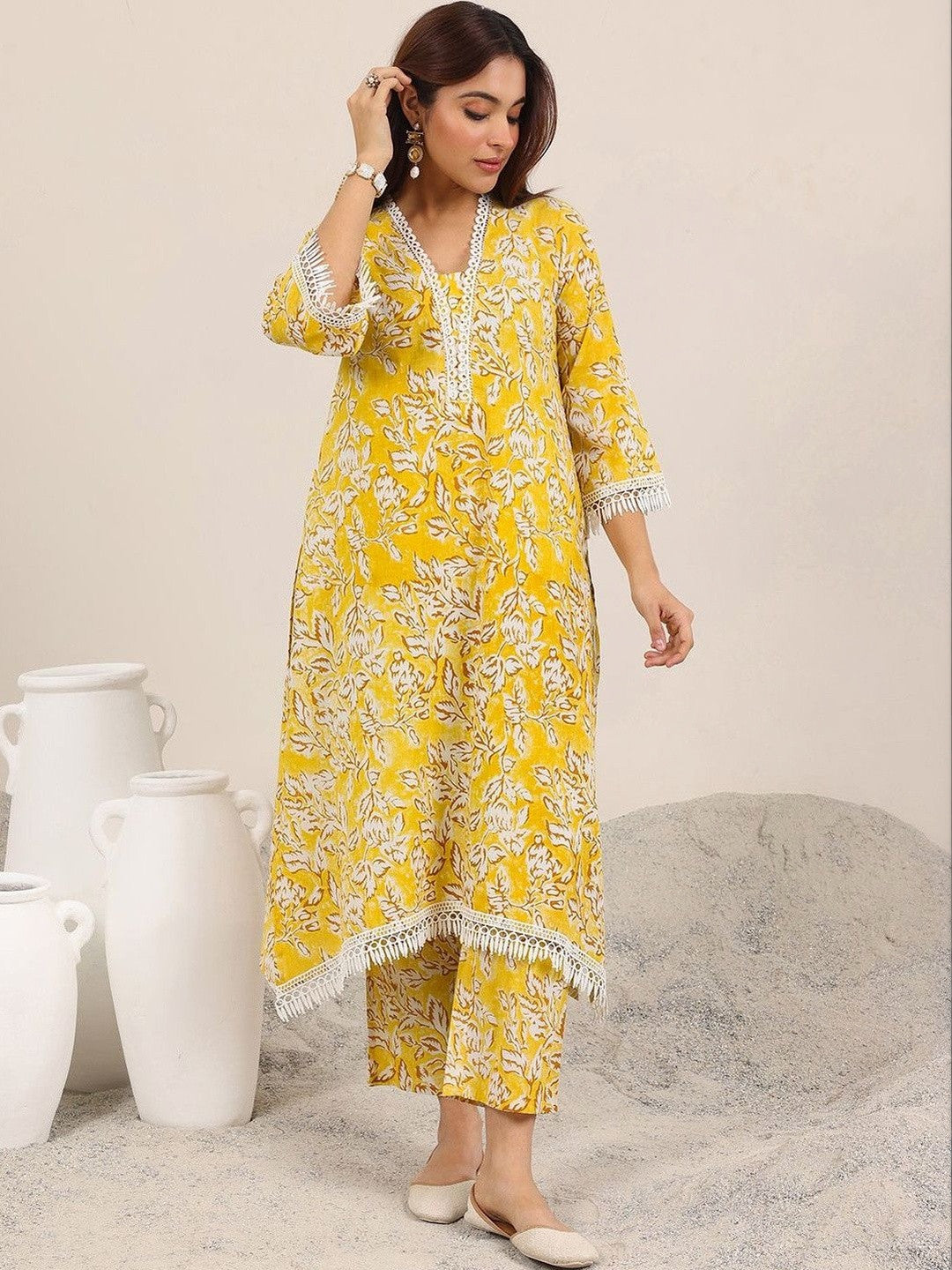 Women Floral Printed Regular Kurta with Trousers
