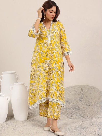 Women Floral Printed Regular Kurta with Trousers