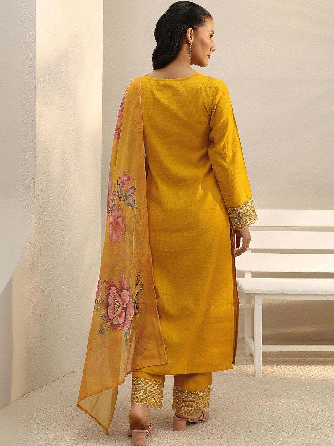 Women Floral Regular Thread Work Kurta with Trousers & With Dupatta