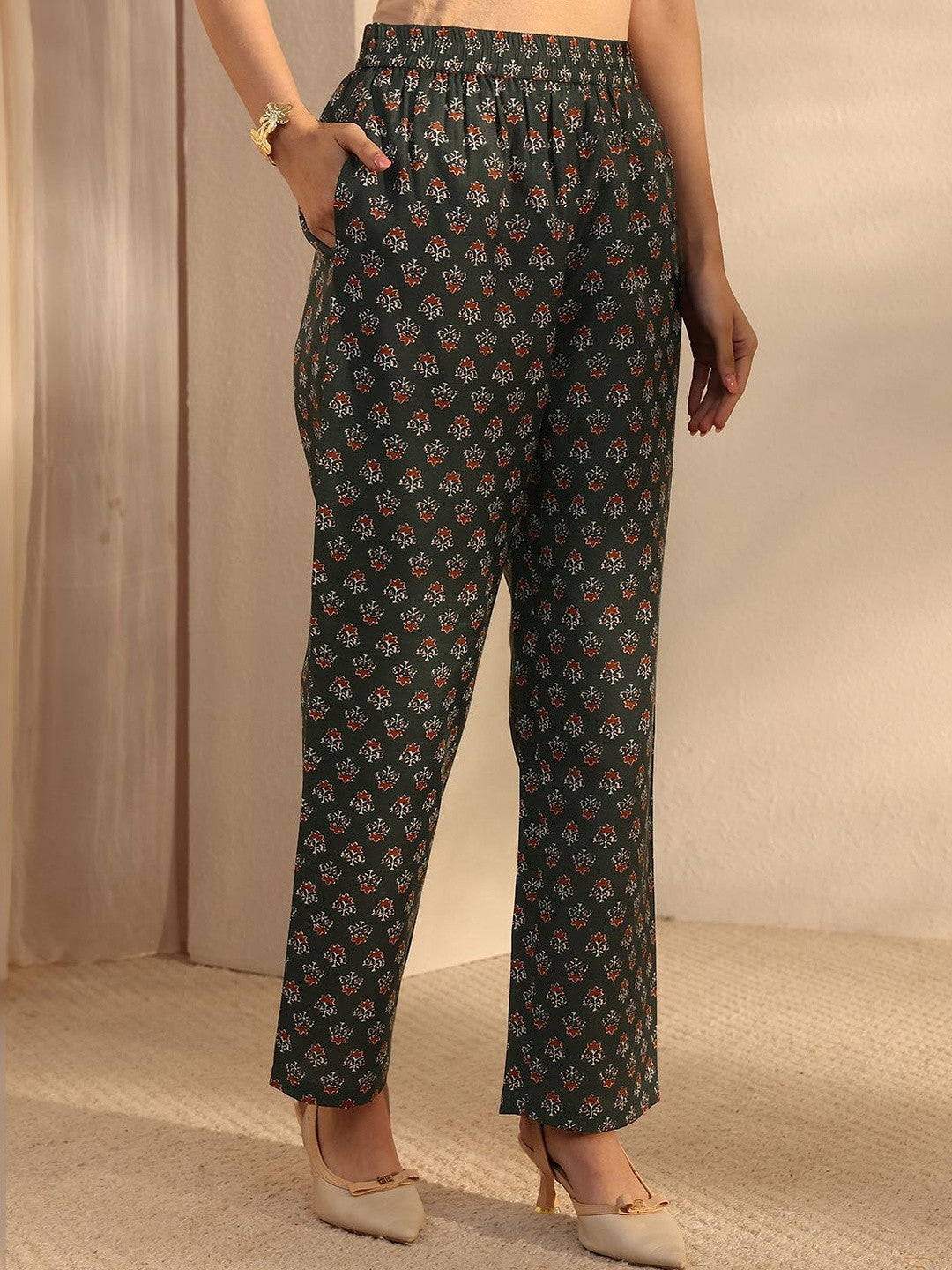Women Floral Printed Regular Thread Work Kurta with Trousers & With Dupatta