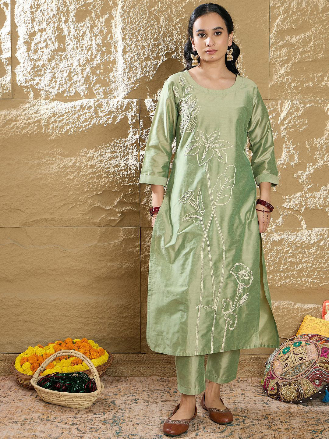 Women Floral Embroidered Regular Thread Work Kurta with Trousers