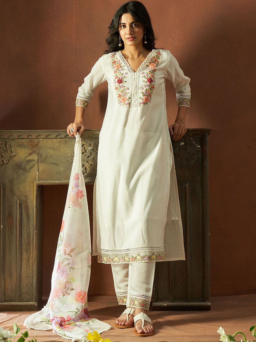 Dhiyona IE Floral Embroidered V-Neck Thread Work Straight Kurta With Trousers & Dupatta