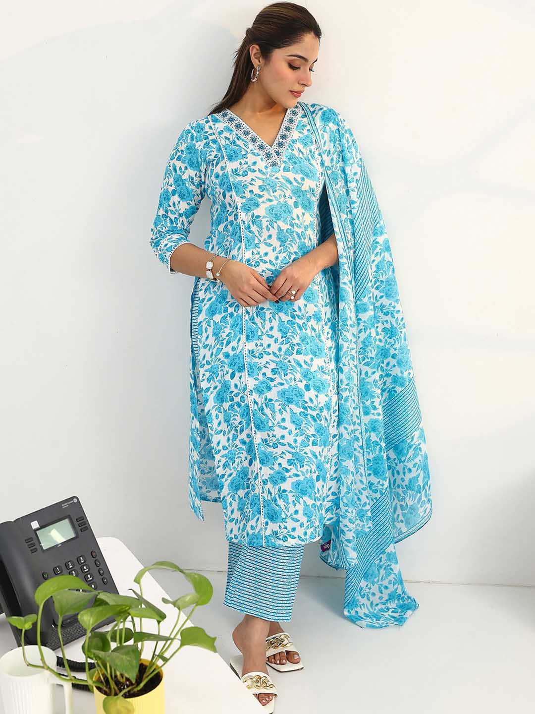 Women Floral Printed Regular Kurta with Trousers & With Dupatta