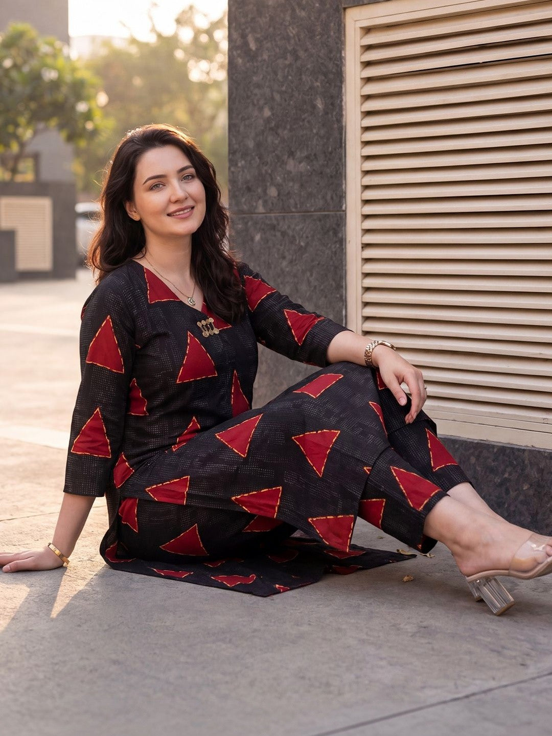 Women Printed Regular Kurta with Trousers