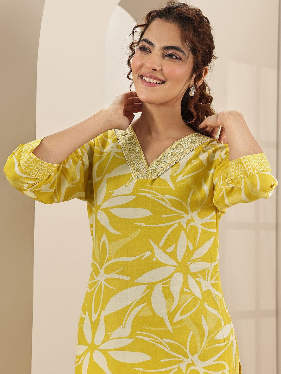 Women Floral Printed Regular Thread Work Kurta with Trousers & With Dupatta