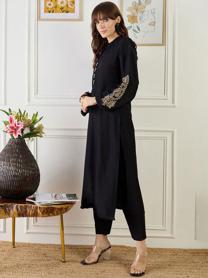 Paisley Embroidered Thread Work Mandarin Collar Straight Kurta With Trouser