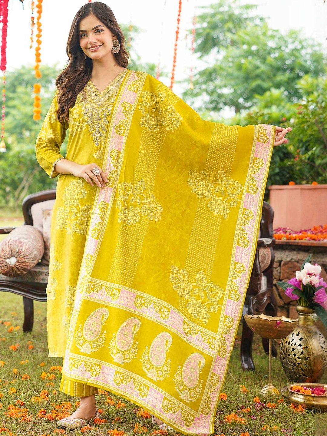 Dhiyona KL Women Floral Printed Regular Kurta with Trousers & With Dupatta
