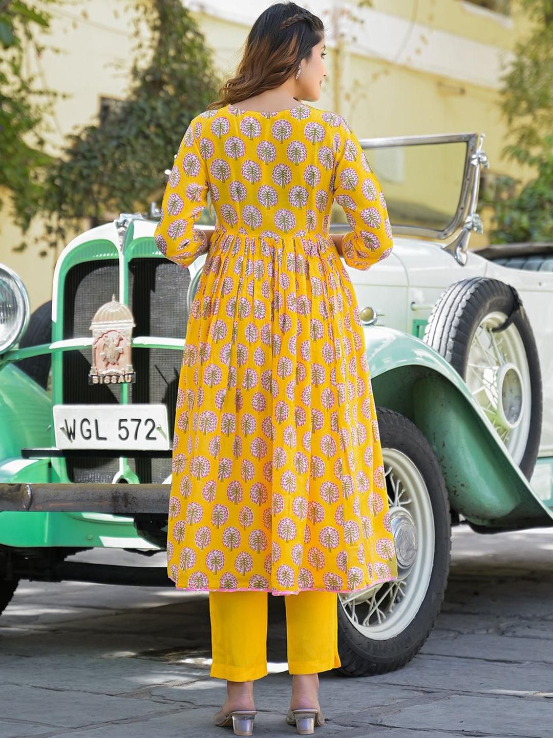 Dhiyona KL Women Yellow Silk Blend Kurta Sets
