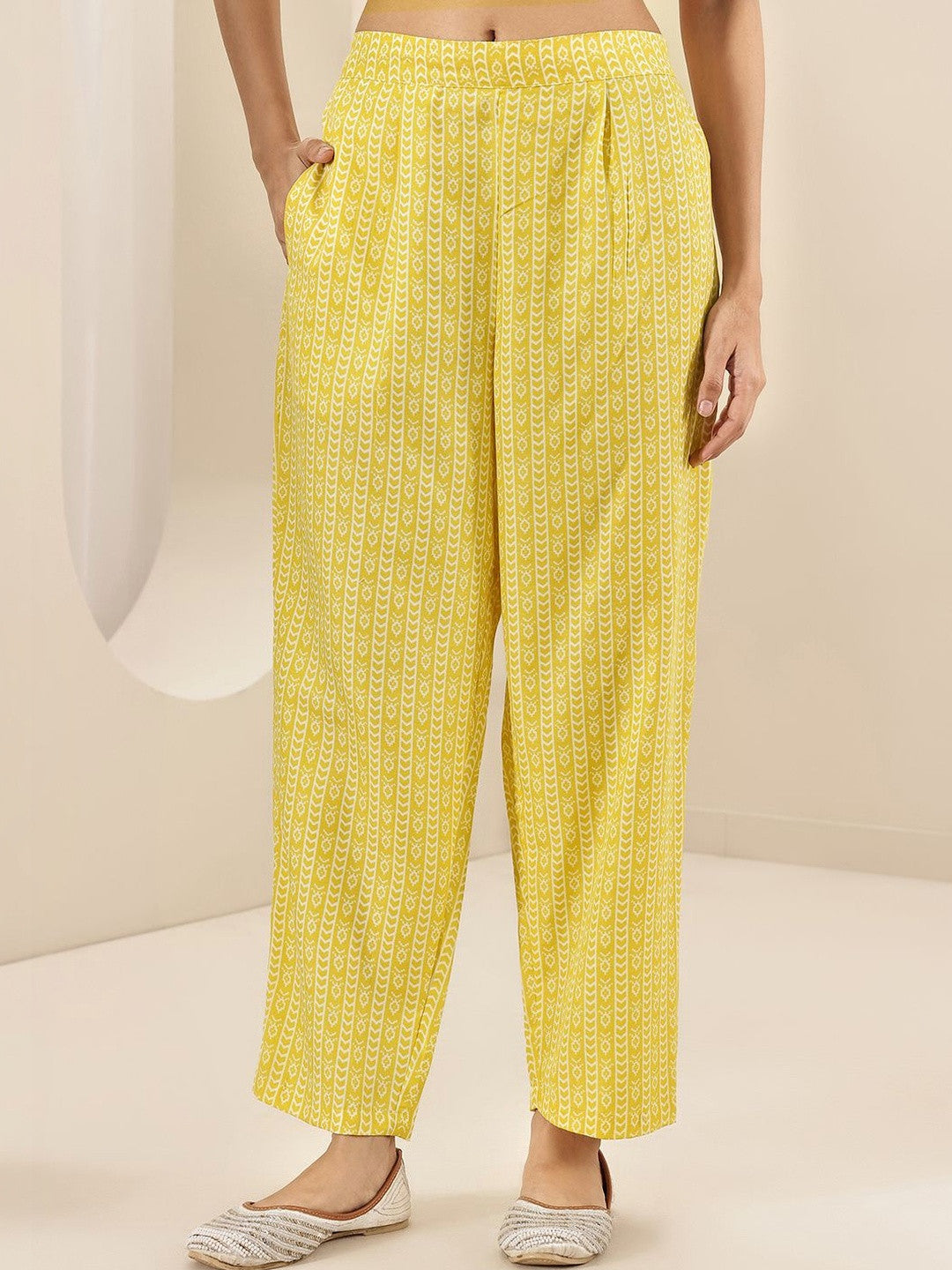 Women Floral Printed Regular Thread Work Kurta with Trousers & With Dupatta