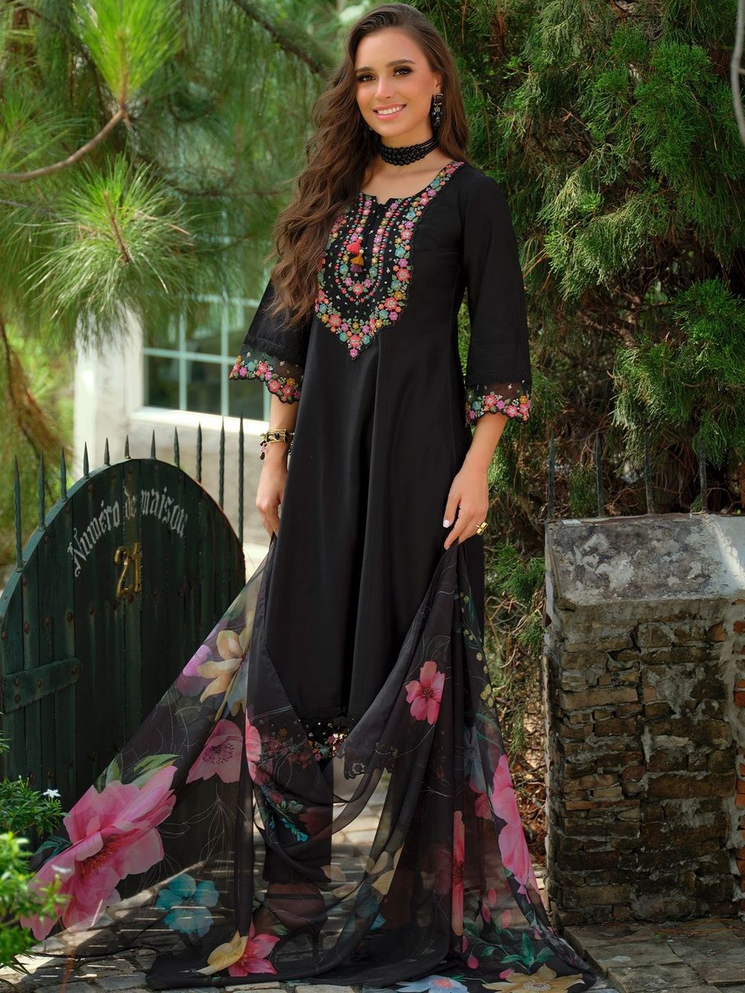 Floral Embroidered Notch neck Thread Work Straight Kurta With Trouser & Dupatta