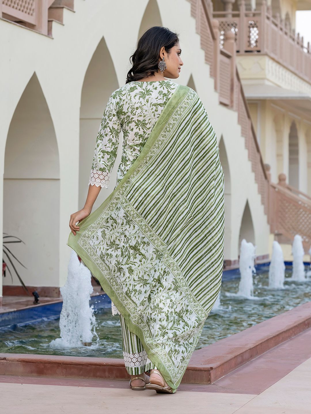 Dhiyona KL Women Floral Printed Regular Pure Cotton Kurta with Trousers & With Dupatta