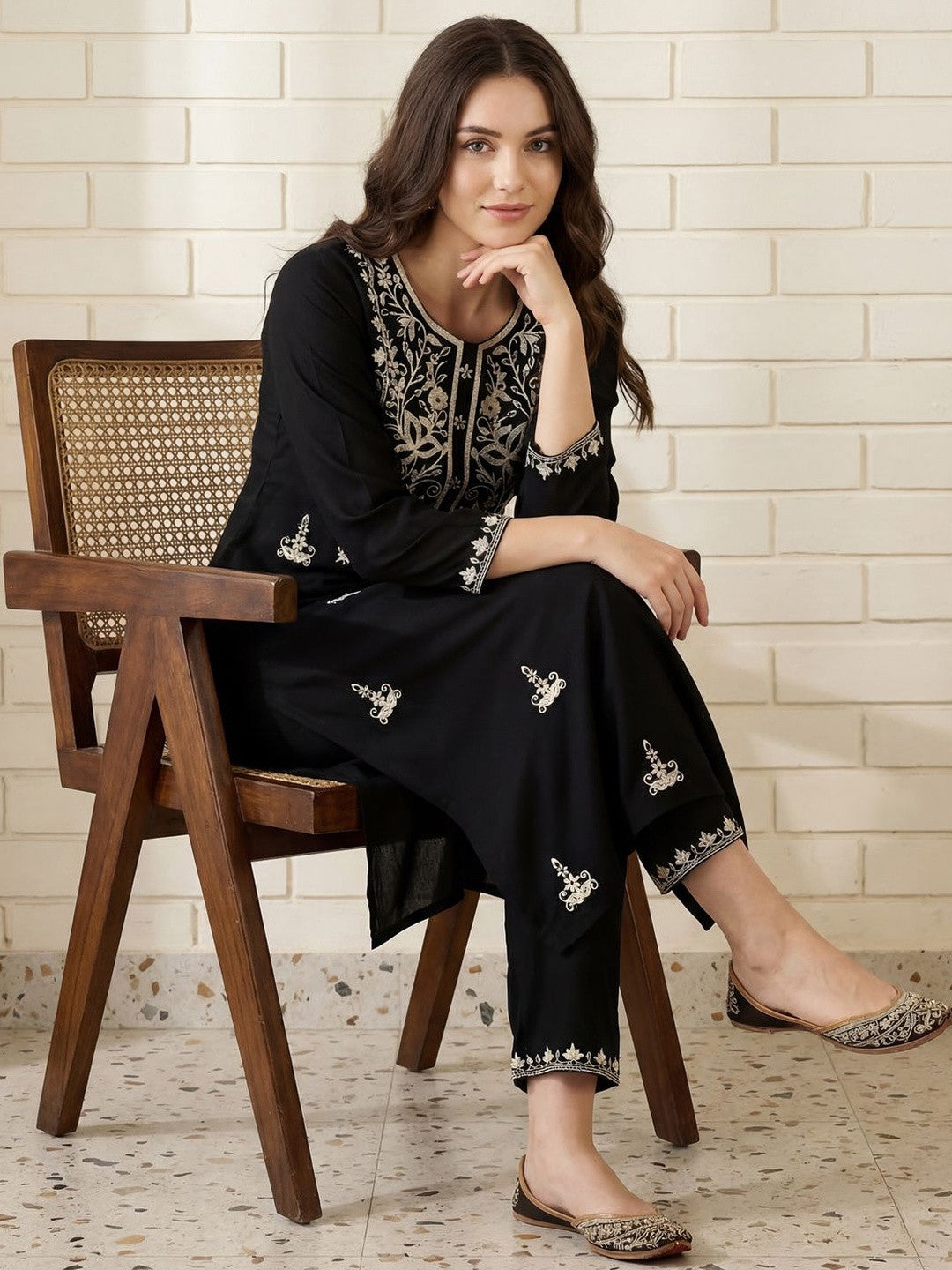 Women Floral Embroidered Regular Thread Work Kurta with Trousers