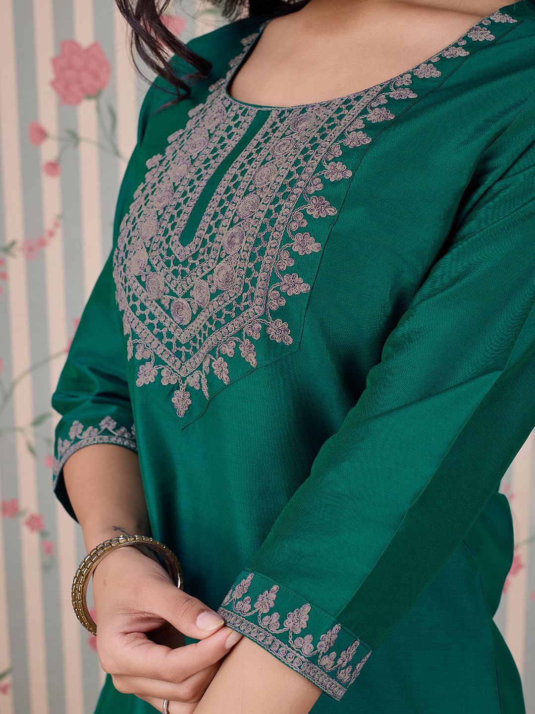 Dhiyona OD  Women Embroidered Straight Kurta
