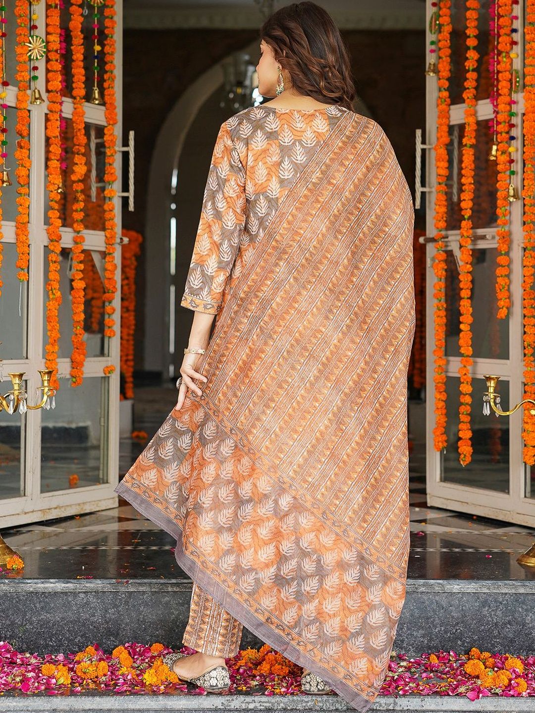 Dhiyona KL Ethnic Motifs Printed V-Neck Straight Kurta With Trousers & Dupatta