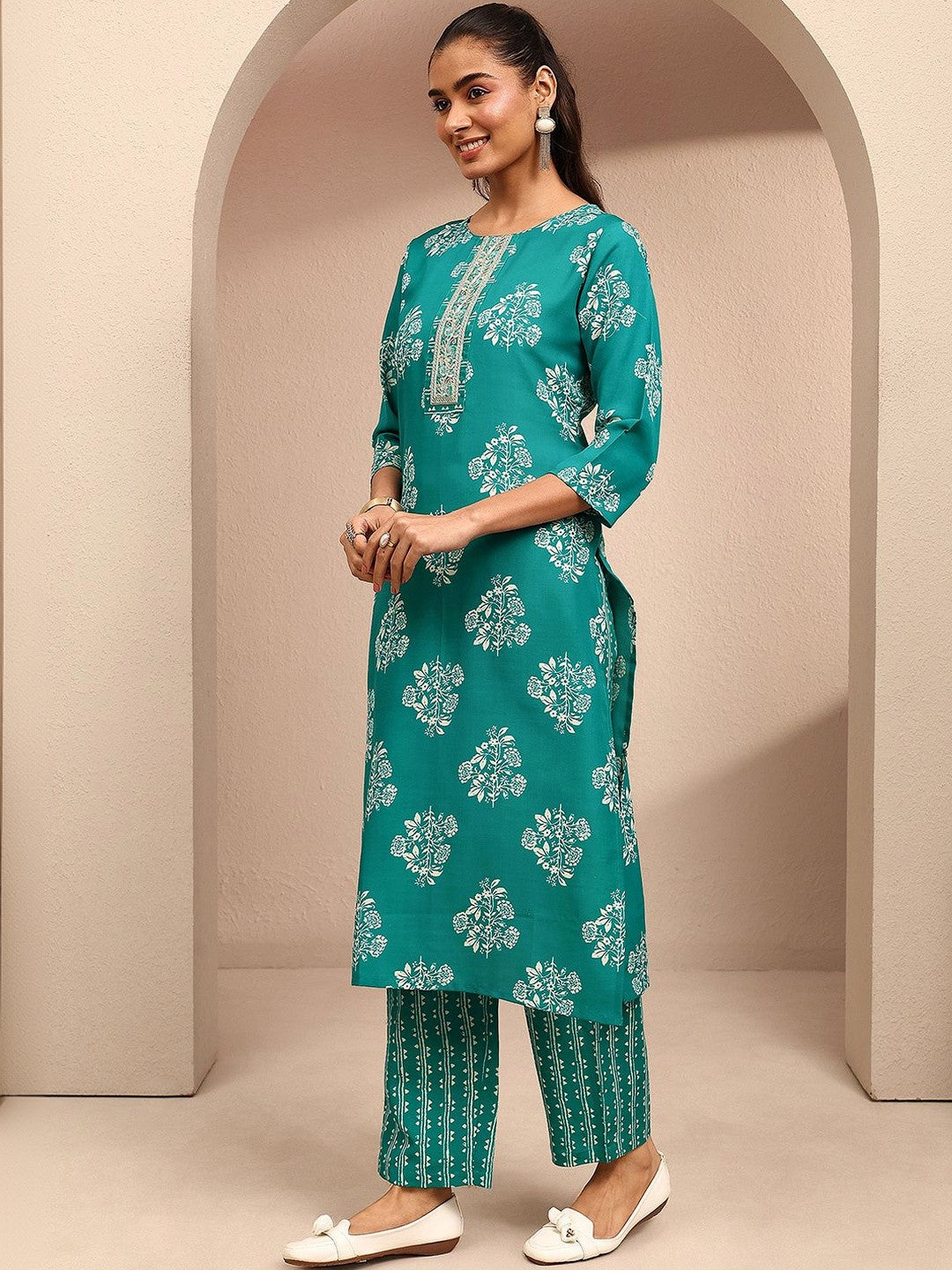 Women Floral Printed Regular Thread Work Kurta with Trousers & With Dupatta