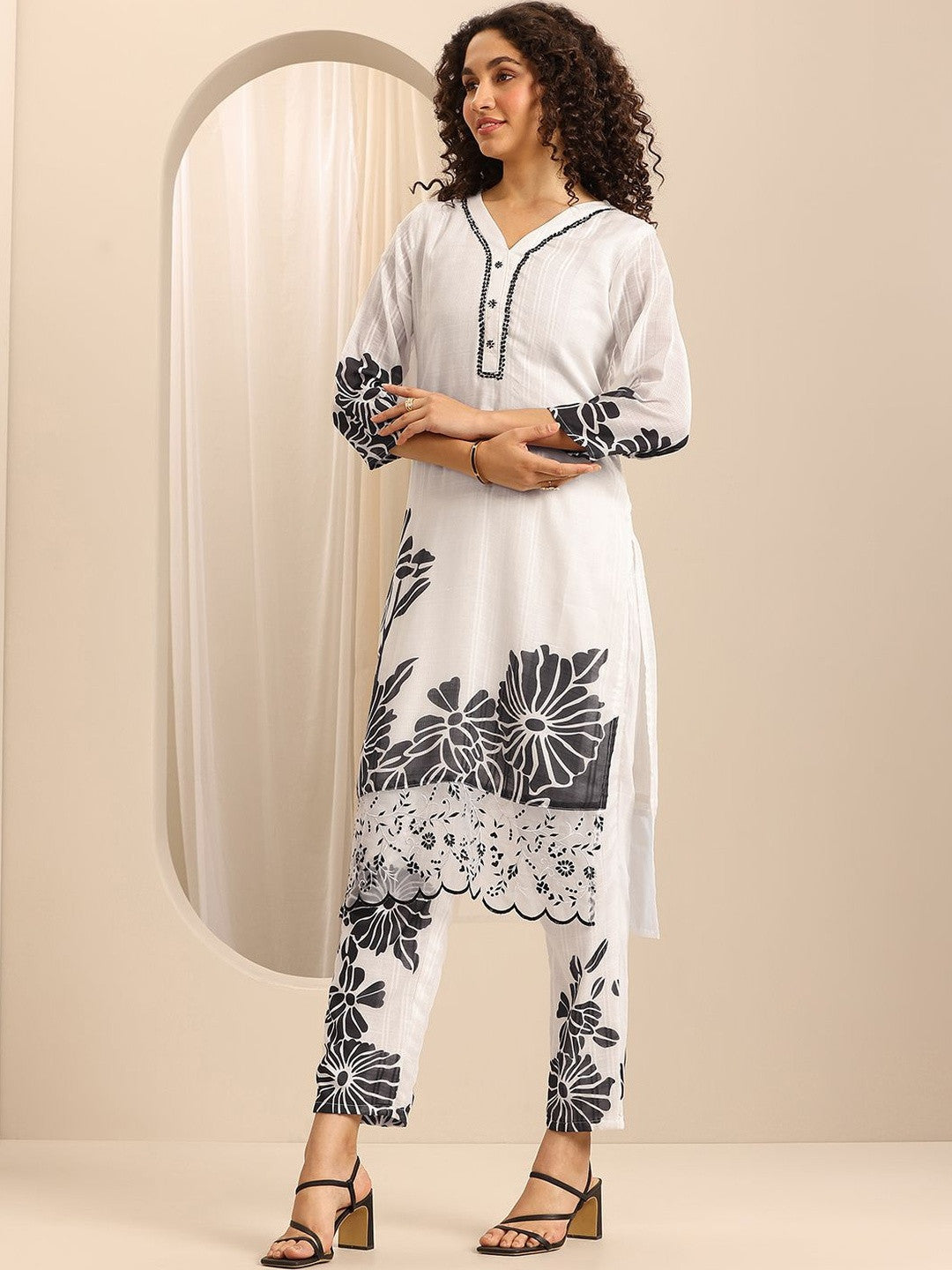 Women Floral Printed Regular Kurta with Trousers & With Dupatta