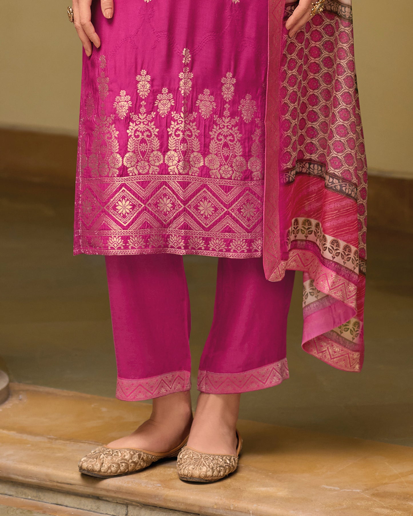 Dhiyona VV Zarqash Viscose Self Jacquard Women Kurta and Trouser Duppata Set