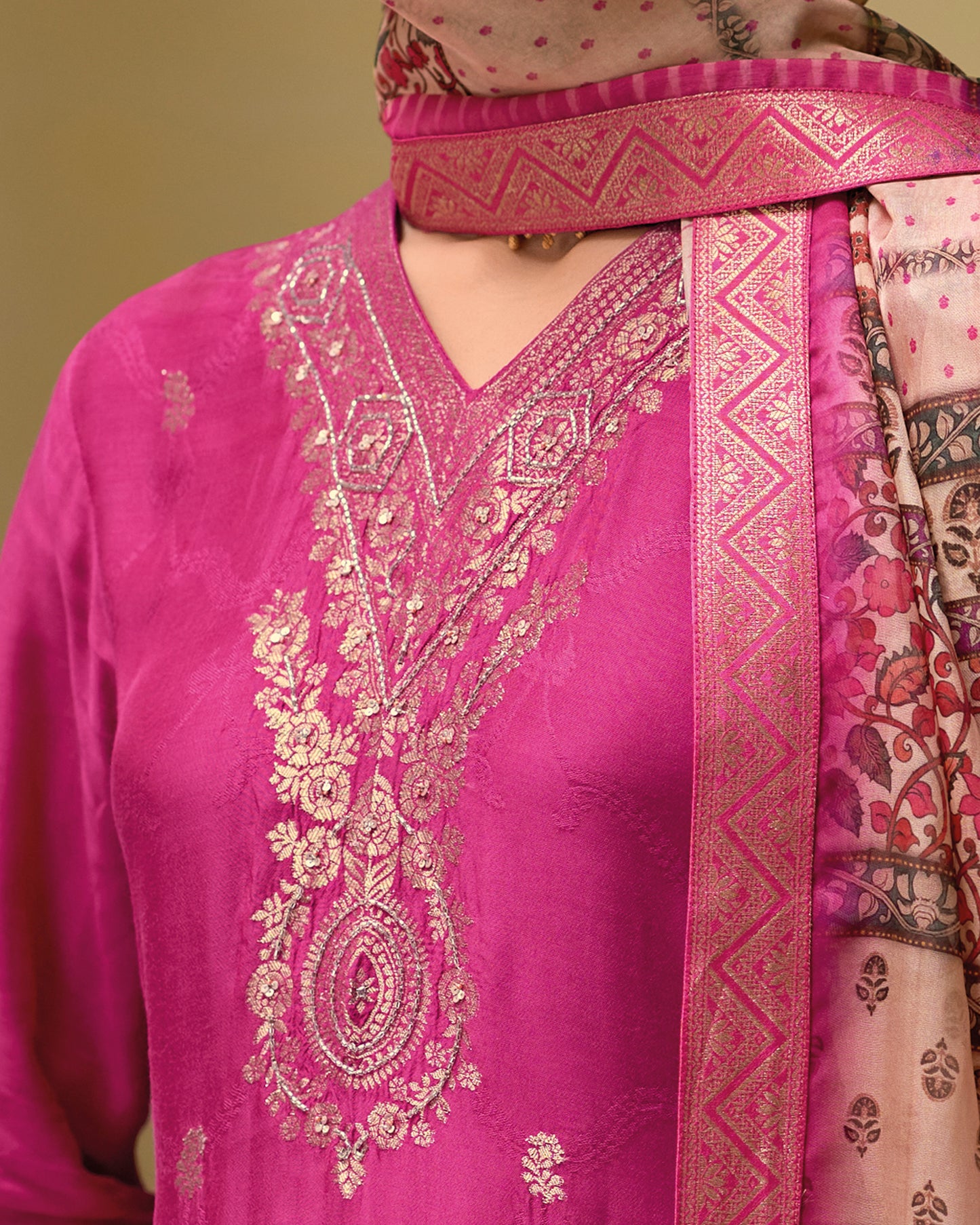 Dhiyona VV Zarqash Viscose Self Jacquard Women Kurta and Trouser Duppata Set