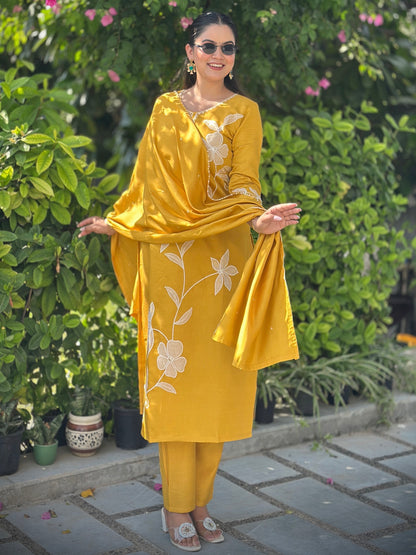 Dhiyona VV Samyuktha Pink Embroidery Silk Straight Kurta With Trousers & Dupatta Sets