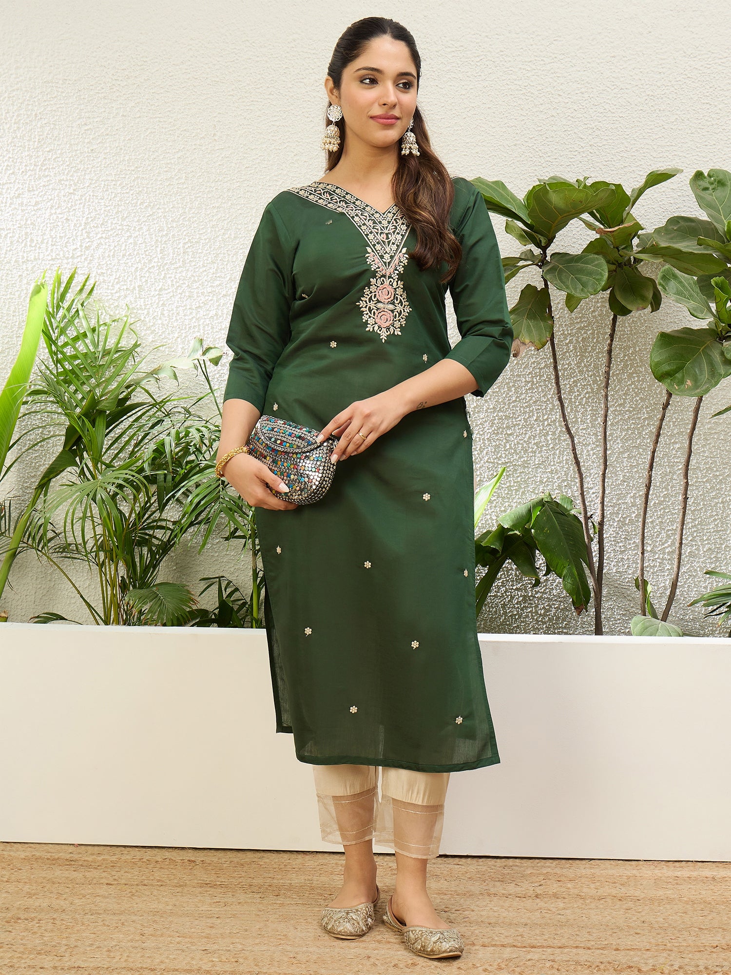 Dhiyona VV Green Women Embroidered Silk Blend Straight Kurta