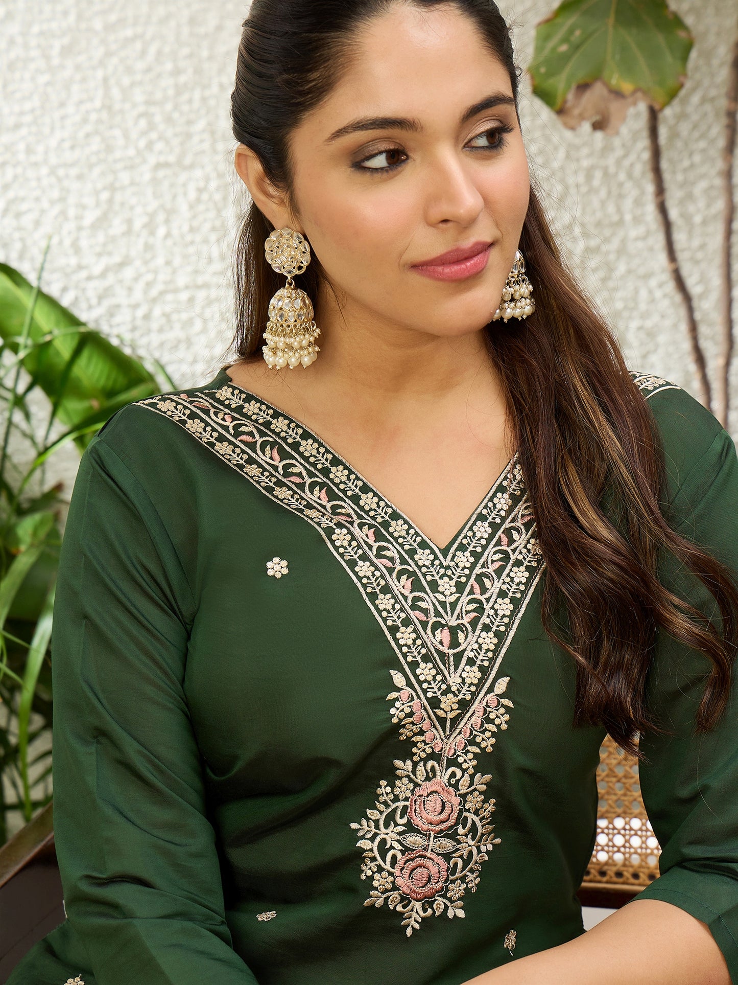 Dhiyona VV Green Women Embroidered Silk Blend Straight Kurta
