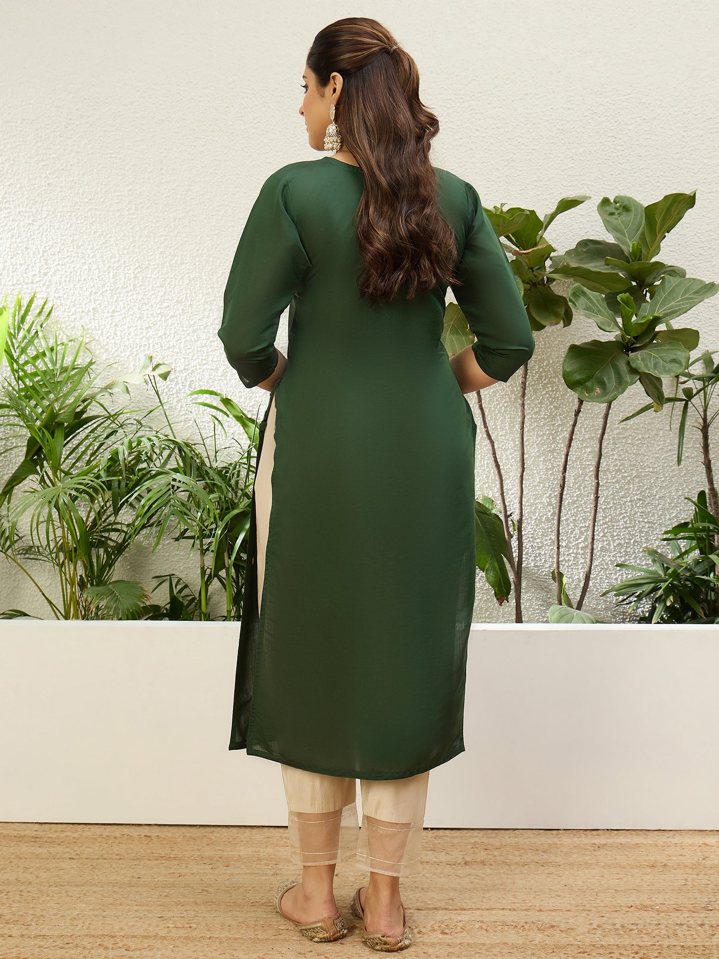 Dhiyona VV Green Women Embroidered Silk Blend Straight Kurta