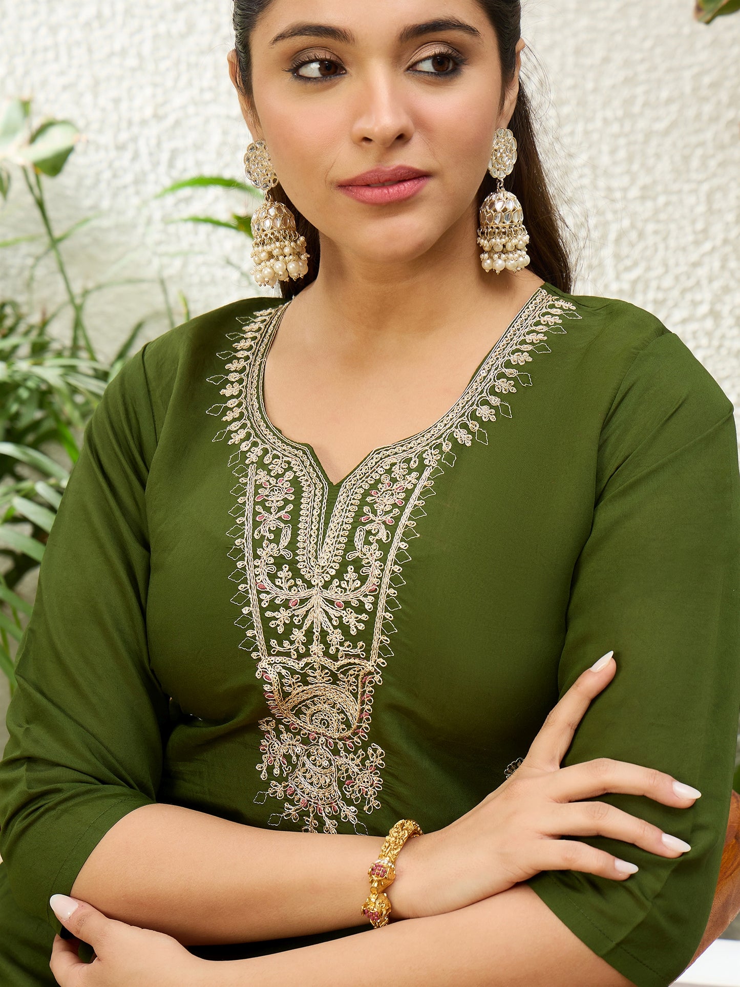 Dhiyona VV Mehndi Women Embroidered Silk Blend Straight Kurta