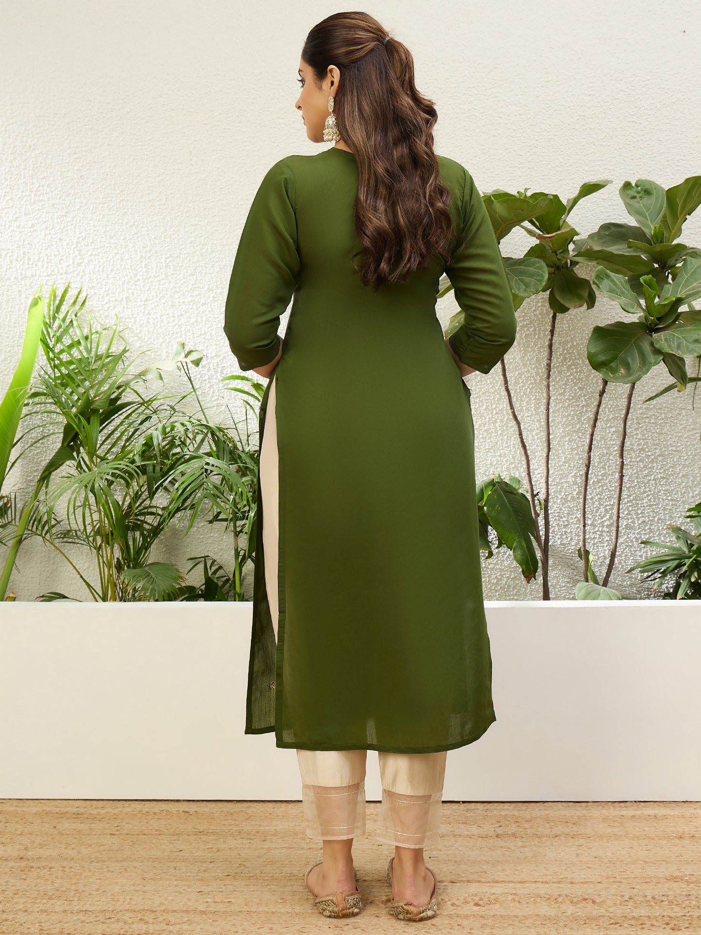 Dhiyona VV Mehndi Women Embroidered Silk Blend Straight Kurta