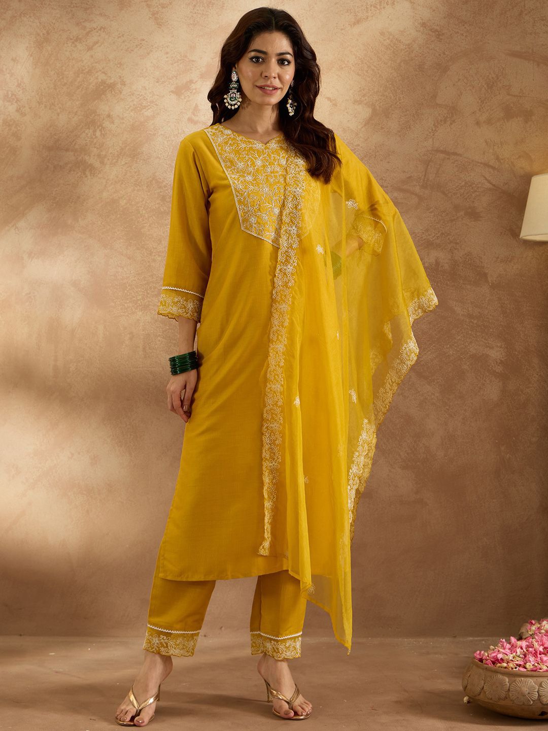 Dhiyona IE Women Floral Embroidered Regular Thread Work Kurta with Trousers & With Dupatta