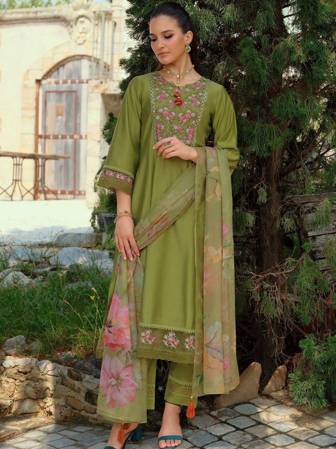 Dhiyona IE Floral Embroidered Round Neck Thread Work Kurta With Trousers & Dupatta