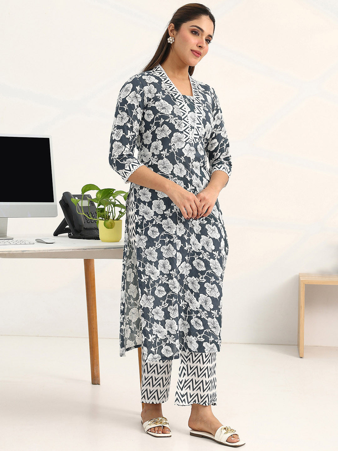 Women Floral Printed Regular Kurta with Trousers & With Dupatta