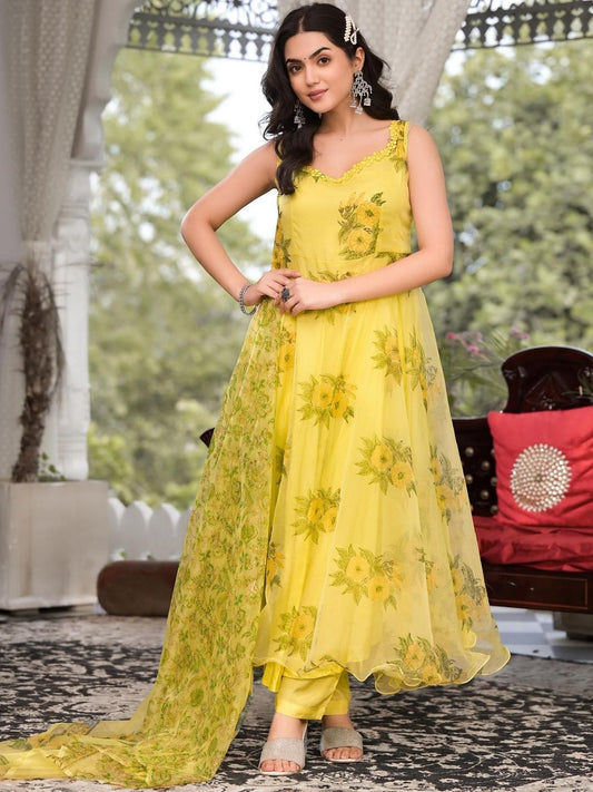Dhiyona KL Women Floral Printed Tiered Kurta with Trousers & Dupatta