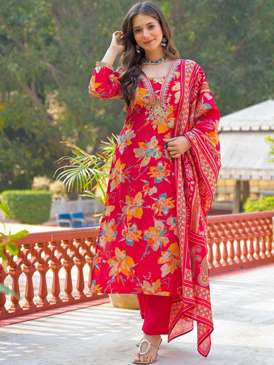 Dhiyona KL Women Floral Printed Regular Thread Work Kurta with Trousers & With Dupatta