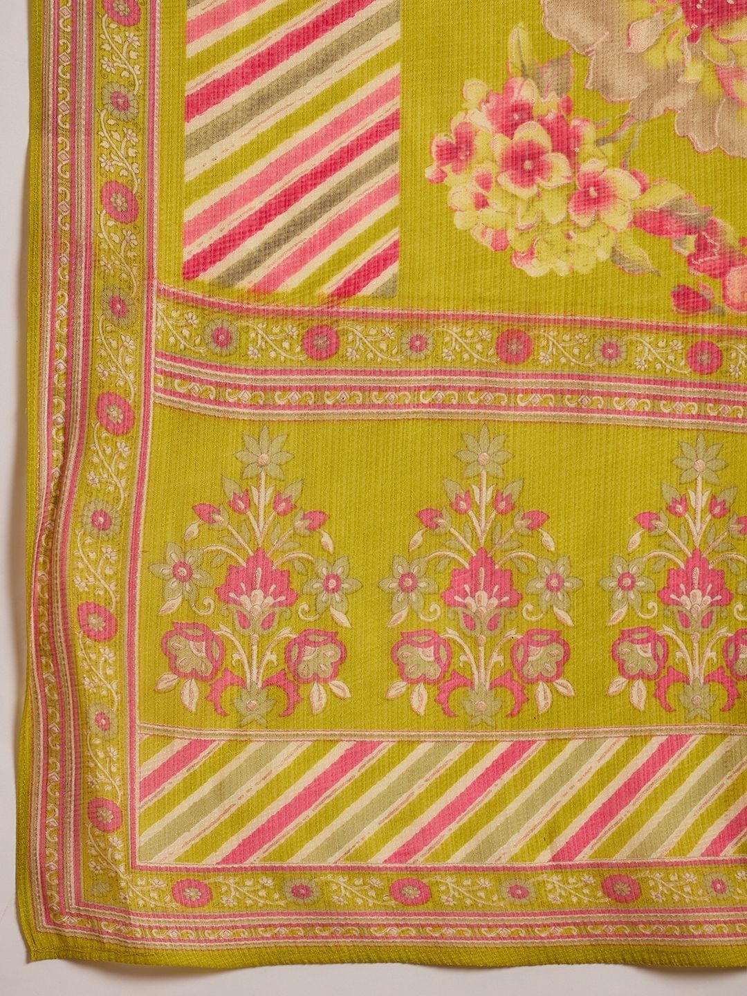 Dhiyona KL Women Floral Printed Regular Thread Work Kurta with Trousers & With Dupatta