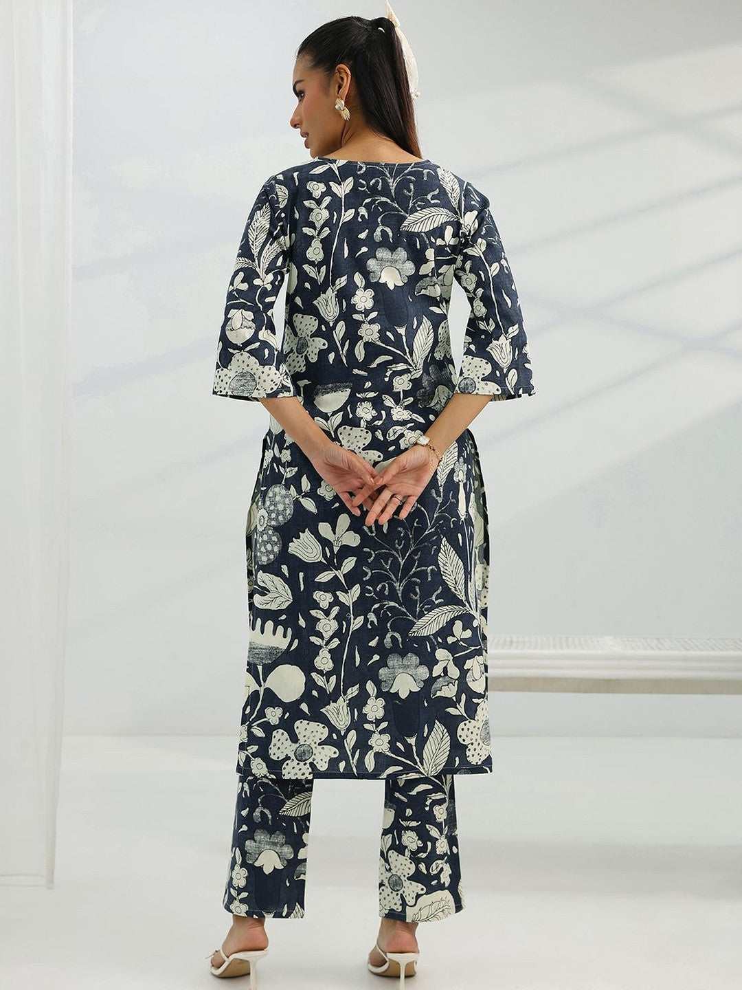 Women Floral Printed Regular Kurta with Trousers