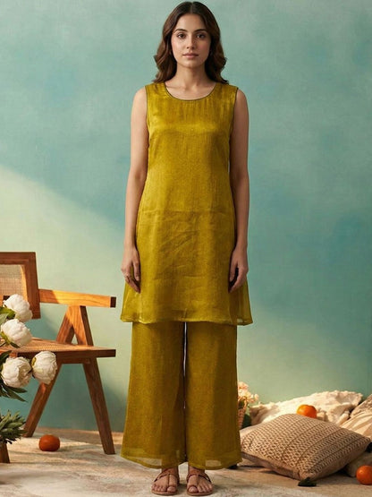 Dhiyona CH Women Dyed Regular Kurta with Palazzos