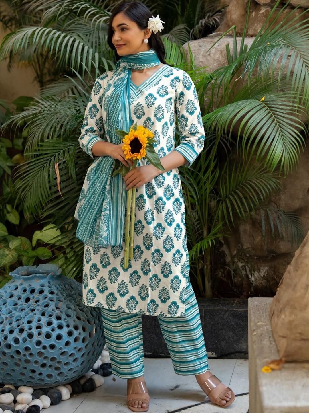 Dhiyona KL Women White Pure Cotton Kurta Sets