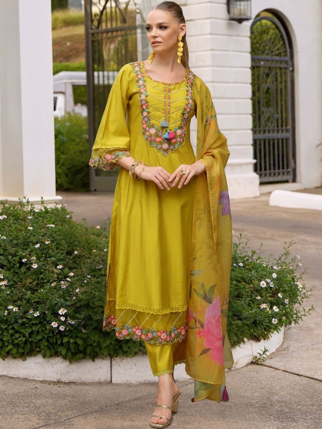 Women Floral Embroidered Regular Thread Work Liva Kurta with Trousers & With Dupatta