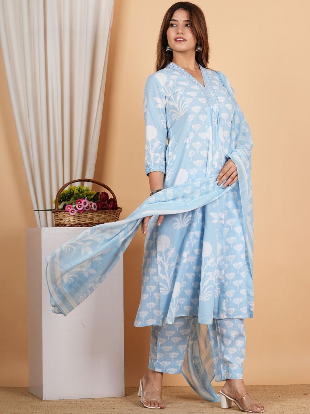 Dhiyona KL Ethnic Motifs Printed V-Neck Kurta With Trousers & Dupatta