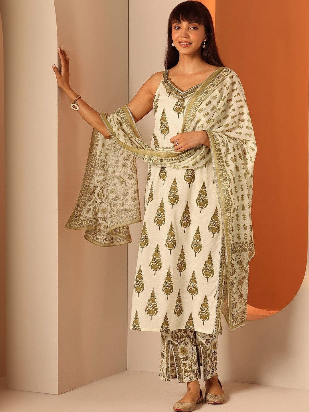 Women Ethnic Motifs Printed Regular Kurta with Trousers & With Dupatta
