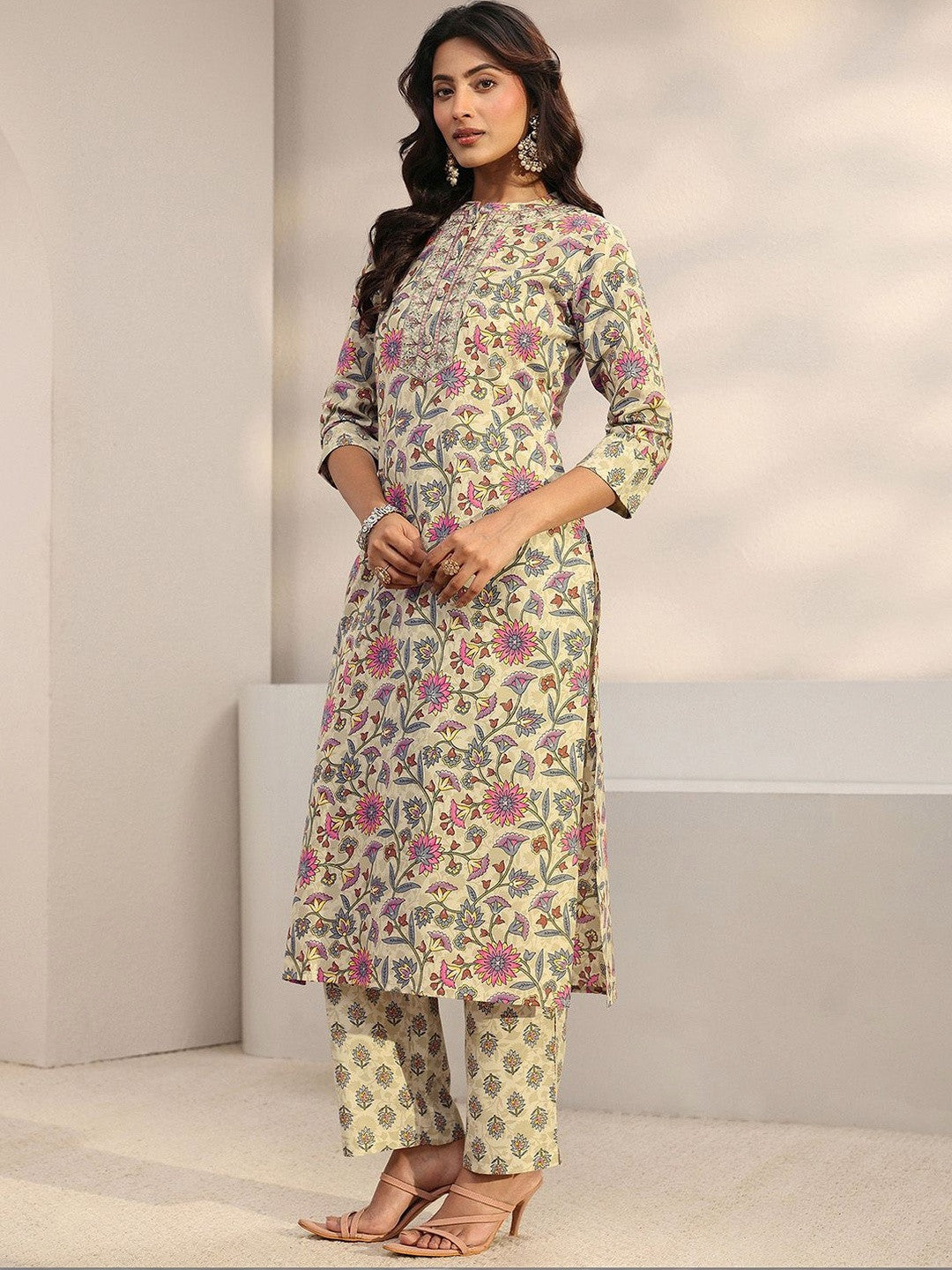 Women Floral Printed Regular Thread Work Kurta with Trousers & With Dupatta