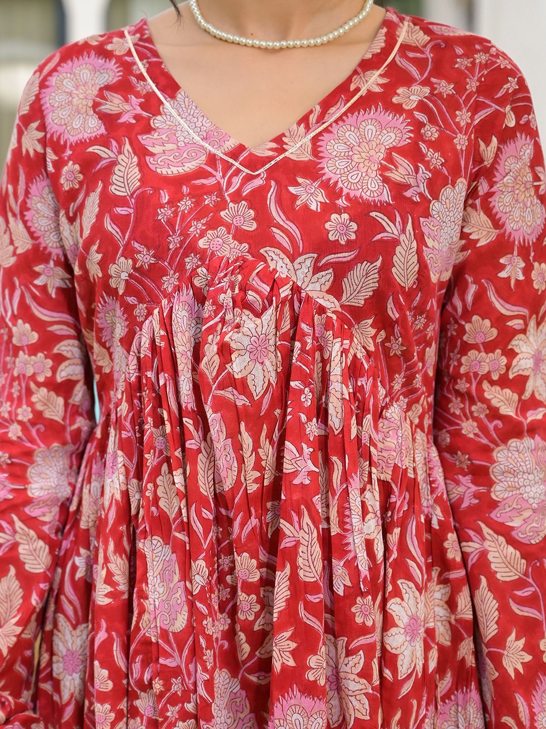 Dhiyona KL Women Floral Printed Gotta Patti V-Neck Empire Kurta with Trouser And Dupatta
