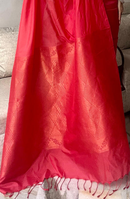 Dhiyona ST Solid Red Saree with Woven Jacquard Pallu in Gold & Self Blouse Fabric