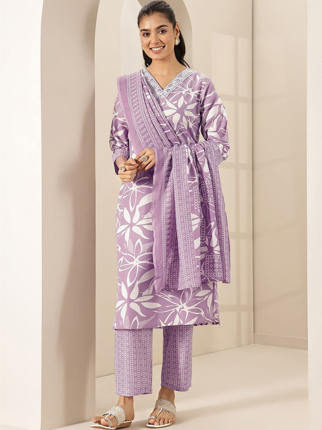 Women Floral Printed Regular Thread Work Kurta with Trousers & With Dupatta