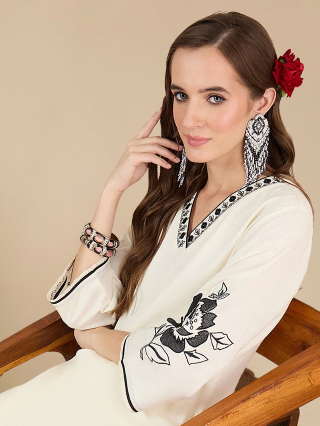 Dhiyona IE Women Floral Embroidered Regular Thread Work Kurta with Trousers