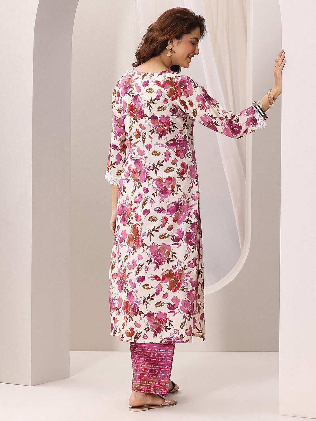 Women Floral Printed Regular Kurta with Trousers