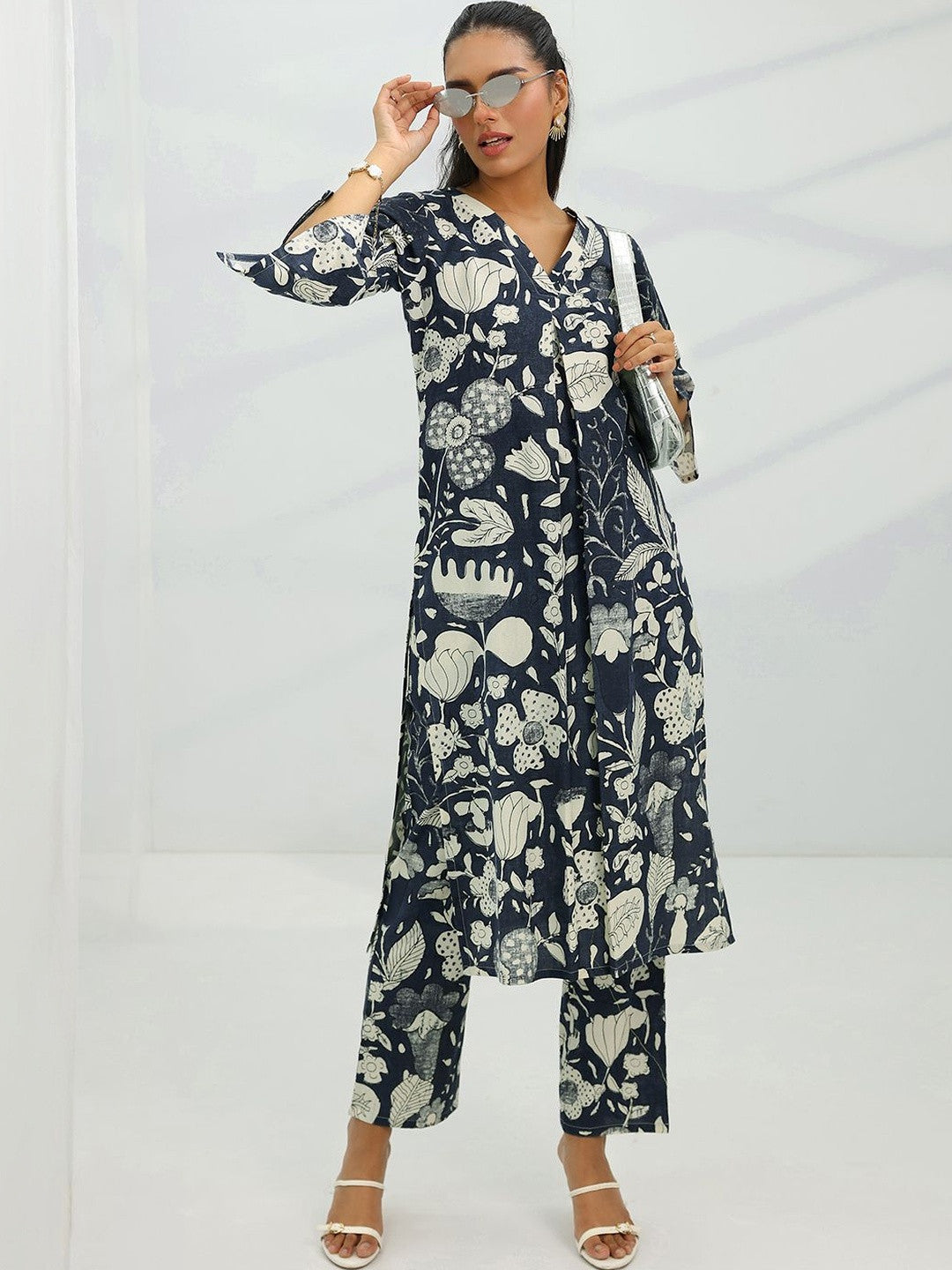 Women Floral Printed Regular Kurta with Trousers